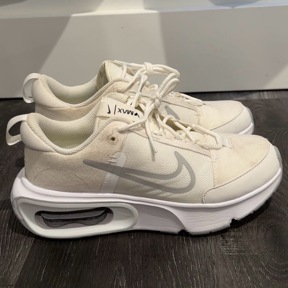 White Nike Air Max